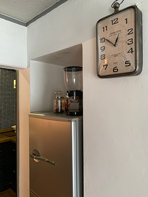 時計と冷蔵庫スペース